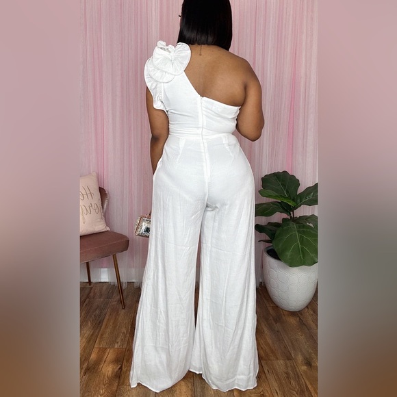 White One-Shoulder Jumpsuit. NWT. Size XL - Picture 3 of 4